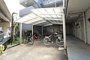 屋根付き駐輪場あります☆