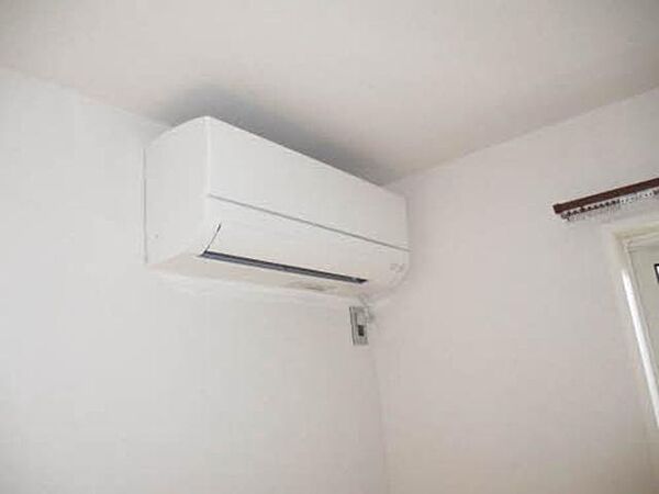 画像8:室内を快適な温度に保つエアコン