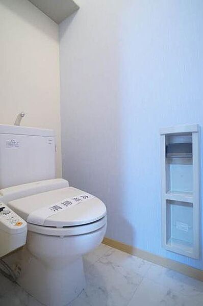 画像25:【トイレ】温水洗浄暖房便座・上部に棚付のトイレです♪