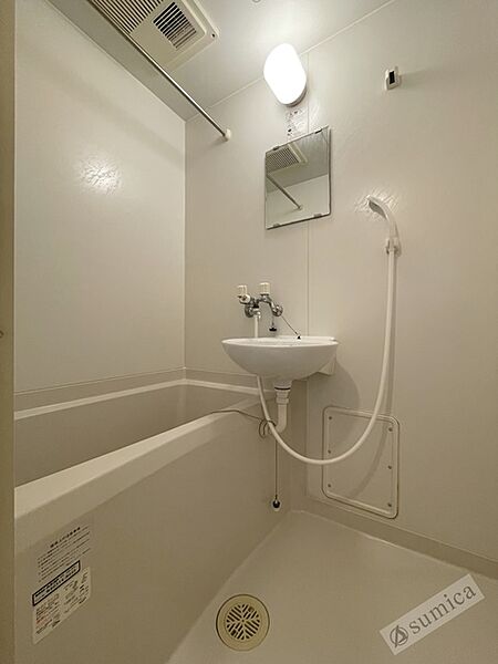 画像25:鏡付きの使いやすい洗面です。浴室一体型タイプ。
