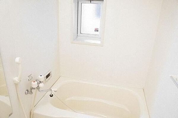 画像7:■浴室■1日の疲れをとるお風呂は白を基調とした清潔感ある浴室。沸かし直しができて経済的な追焚機能付☆