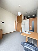 ゆったり過ごせる居間、天井の高さが解放感を演出。