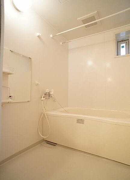 画像13:【浴室】小窓のある明るい浴室は換気しやすくいつでも清潔！もちろん追い焚き機能付き♪