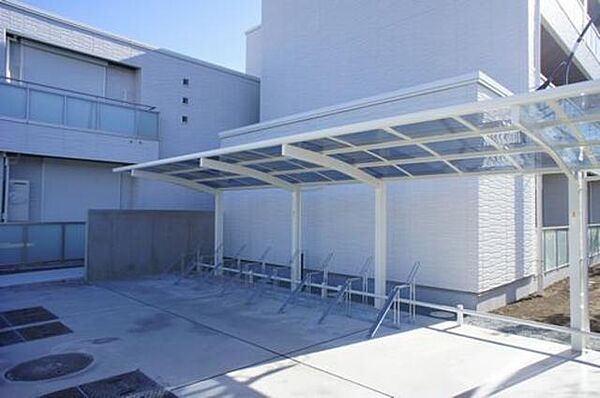 画像5:【駐輪場】屋根付きの駐輪場。自転車の転倒防止にサイクルラックが設置されております。