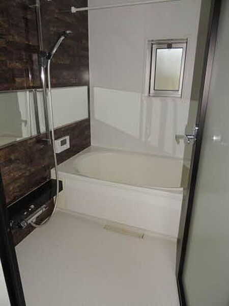 浴室：単調になりがちな浴室にカラー壁面パネルを入れることでアクセントを加えています。横に広い鏡は空間を広く見せる効果もあります☆
