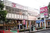 ベルクス足立綾瀬店 585m