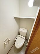 人気アイテムの温水洗浄便座。清潔感のあるトイレです。