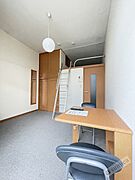 ゆったり過ごせる居間、天井の高さが解放感を演出。