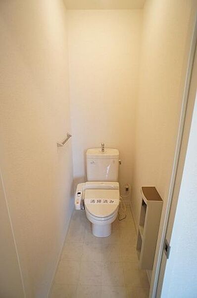 画像15:【トイレ】　いつでも温かく使用できる温水洗浄暖房便座付です♪