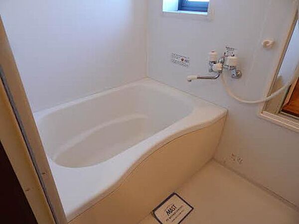 画像18:浴室には小窓があり換気に便利です！