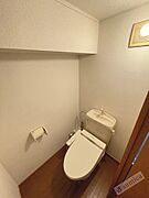 人気アイテムの温水洗浄便座。清潔感のあるトイレです。