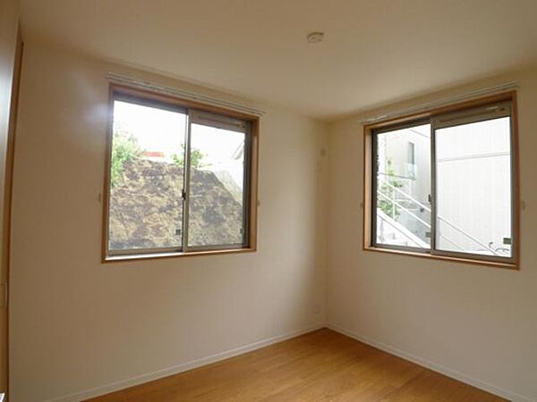 画像7:洋室にも小窓があるので喚起にも困りません。