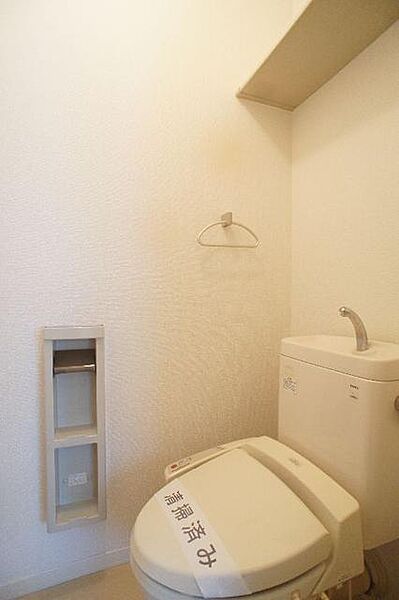 画像12:【トイレ】今や老若男女に人気アイテムの洗浄機能付暖房便座です！上部には空間を利用しトイレットペーパー等をストックできる棚が付いています♪