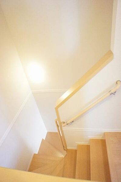 画像11:【階段＆ホール】手すりがついております。