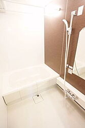 [その他] 【浴室】ブラウン色のパネルを使用し、壁にアクセントを加えております♪　また追い炊き機能や浴室乾燥機を設置しております♪