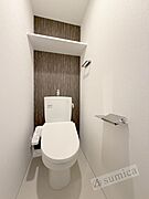 人気アイテムの温水洗浄便座。清潔感のあるトイレです。