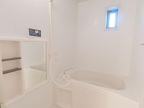 画像9:浴室にはミラーキャビネットが付いています♪キャビネットには小物を置ける棚も設置されています♪　
