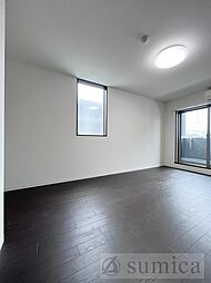内装は落ち着いています。おおきな窓で明るさを演出。