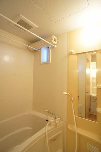 画像8:追い焚き機能付きの浴室です！！壁には物を置く棚とミラーがついております！！