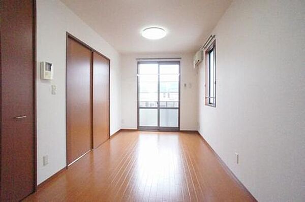 画像6:○明るく開放的なLDK○　エアコン＆ＬＥＤ居室照明付きで初期費用軽減！室内干も可能なフレクリーンも付いてます。天井近くまで高さのある、大きな窓があるお部屋♪