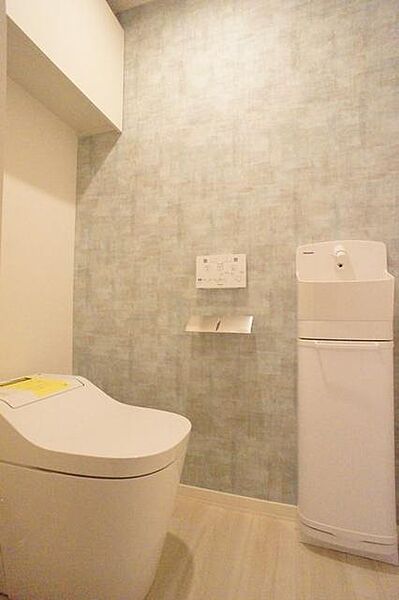 画像15:○温水洗浄暖房機能付きトイレ○　タンクレスタイプのすっきりしたアラウーノです。快適なひと時をあなたに・・・