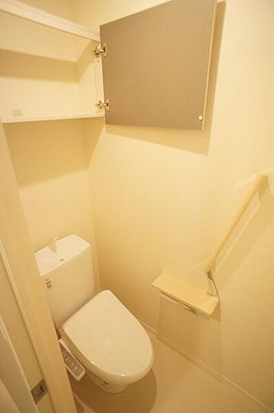 画像14:【トイレ】　温水洗浄暖房便座付です♪買い置きをストック出来る棚付です♪