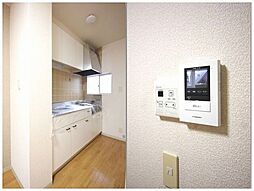 [その他] 【キッチン・インターホン】白を基調とした清潔感のあるキッチンです。インターホンはカラーモニターなので、来訪者も鮮明に確認することができます。また録画機能付なので、外出中の来訪も確認できます。