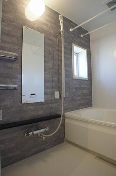 画像14:大理石調の壁アクセントとなり、落ち着いた雰囲気の浴室となっております。