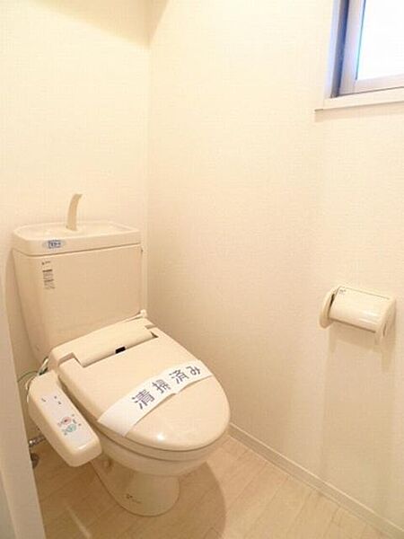 画像11:温水洗浄便座付きのトイレです。