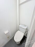 人気アイテムの温水洗浄便座。清潔感のあるトイレです。