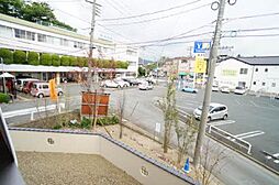 向かい側がドラッグストアの駐車場なので明るく開放的です♪