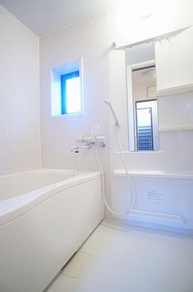 画像15:換気を考慮した小窓付きの明るく、清潔感あるバスルーム♪明るい雰囲気の浴室は一日の疲れを癒やしてくれます♪