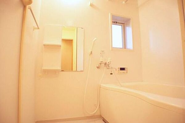 画像13:■浴室■1日の疲れを癒してくれる浴室は換気に嬉しい小窓付☆