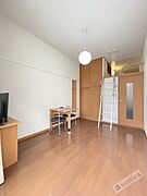 ゆったり過ごせる居間、天井の高さが解放感を演出。