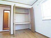 大きなクローゼット。各室にクローゼット完備。