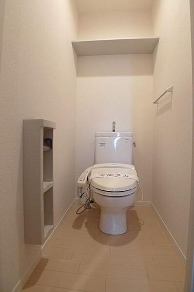 画像10:【トイレ】温水洗浄便座つきです☆上部には棚板があります♪