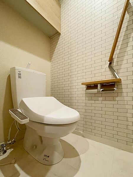 画像15:【トイレ】温水洗浄便座つきです☆上部には収納があります♪手摺りもついていて便利です◎