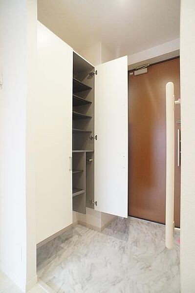 画像13:ゆったりとした玄関です。下駄箱は仕切り板が可動式なので背の高い靴も収納出来ます。全身鏡があるのでお出掛け前の身だしなみの最終確認に便利です♪