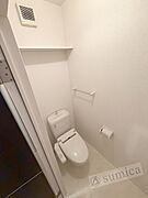 人気アイテムの温水洗浄便座。清潔感のあるトイレです。