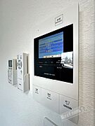 カラーモニターホンで来訪者を確認できます♪