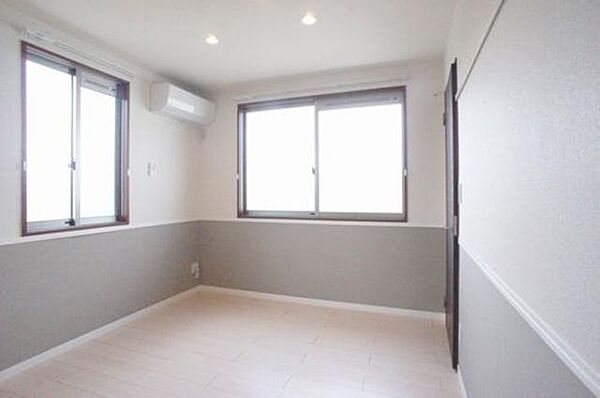画像9:○北側の洋室○　2面採光となっており、風通しも良い部屋です。エアコンと照明器具も完備で寝室にピッタリです♪