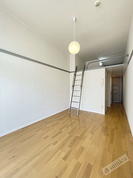 画像8:ゆったり過ごせる居間、天井の高さが解放感を演出。