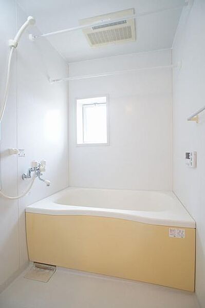 画像8:【浴室】1日の終わりは清潔感のある快適な空間で、ゆっくりと疲れを癒してください♪24時間換気システム、追焚給湯機能付です！なんと浴室暖房乾燥機もついてます！