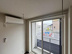 【洋室8.7帖】雨天・曇天時だけでなく花粉対策や防犯上、人目を避けたい洗濯物の室内干しに役立つホスクリーン付き♪