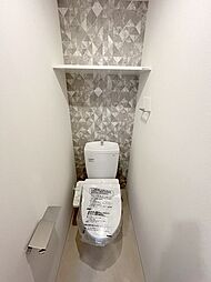 人気アイテムの温水洗浄便座。清潔感のあるトイレです。