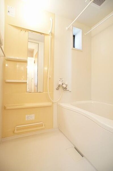 画像13:換気窓付きの清潔感のある浴室で、1日の疲れを癒すリラックスタイムをどうぞ♪