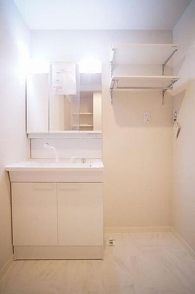 画像19:【サニタリー】 シャワー水栓で洗髪できるシャンプードレッサーです。横は洗濯機置き場となります。壁面には便利な高さ調節のできる収納棚もございます。