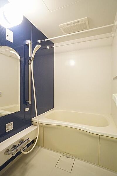 画像15:【浴室】ブルーのアクセントパネルがポイント！浴室乾燥暖房機能付きで雨天時の洗濯物干しスペースとしても利用可能。
