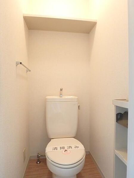 画像12:（同タイプ参考写真）バストイレ別の個室タイプなので、ゆったりとご使用できます。上部の棚はトイレ用品のストック置きとしてご利用いただけます。