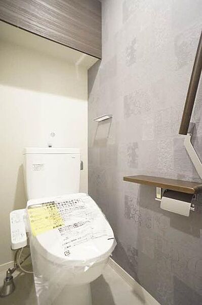 画像10:■トイレ■上部に収納用の棚を設けたトイレです。清潔なイメージを感じるホワイト・グレーで統一されております。